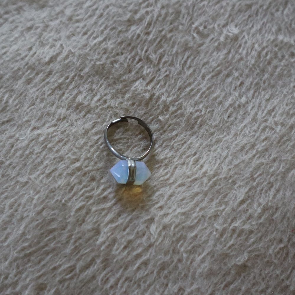Opalescent adjustable ring